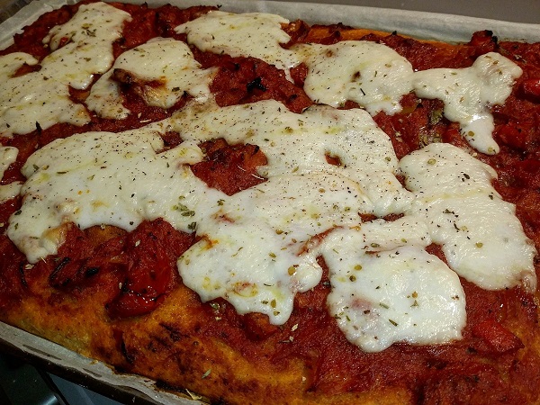 Pizza Vegana Integrale con Ragù di Verdure e Coccole Cheese (Formaggio Vegano!)