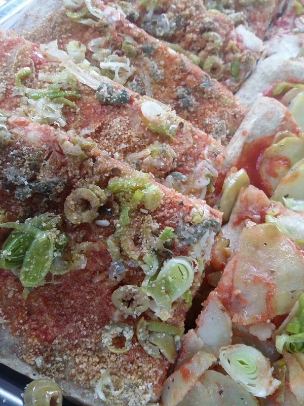 Pizza integrale alla Siciliana con Pomodoro al Basilico, Cipolla Rossa, Capperi, Olive, Origano e Pangrattato Vegan Saporito