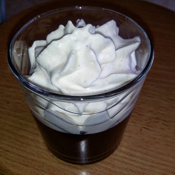Coppa Malù Vegana - Crema al Cioccolato con Panna Spray Vegana Fatta in Casa