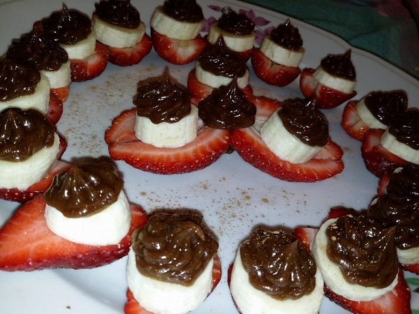 Dolce Crudista Banana-Fragola con Crema di Carrube e Macadamia