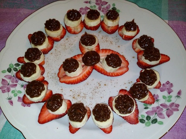 Dolce Crudista Banana-Fragola con Crema di Carrube e Noci di Macadamia