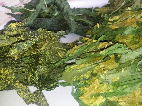 Patatine di Cavolo Nero con Pastella di Macadamia alla Curcuma