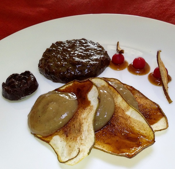 Sfoglie di Pera Essiccata Caramellata con Crema alla Nigella e Misto Croccante al Cioccolato