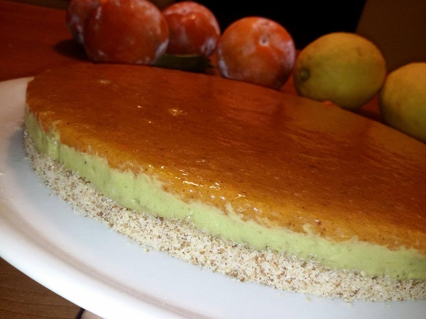 Torta Crudista Doppio Strato Avocado e Platano con Topping ai Cachi